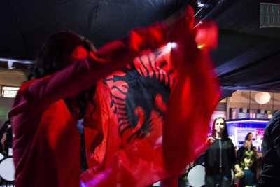 Bari, la festa nazionale albanese: tra bandiere e "plis" un trionfo dell'integrazione